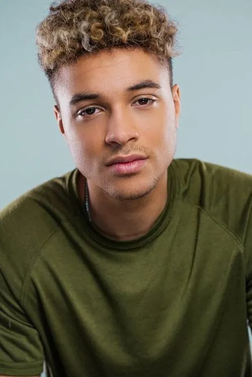 Isaac Brosseau — personaje: Antoine