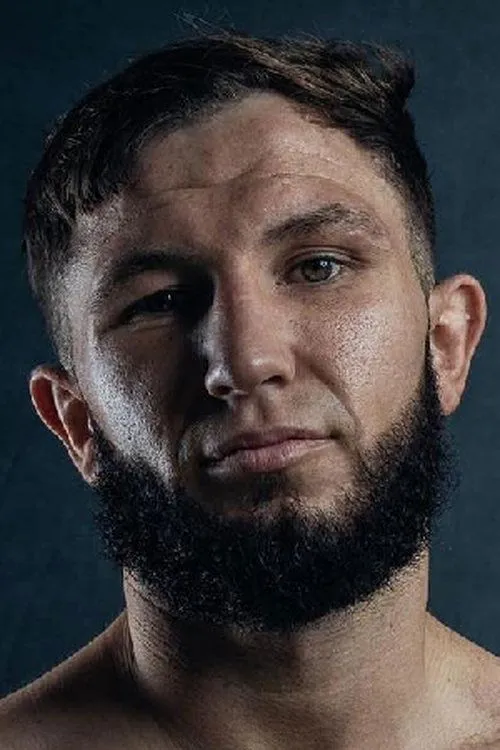 Isaac Lowe interpretando a Self