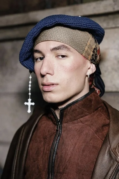 Isaac Pvlayo interpretando a Dancer