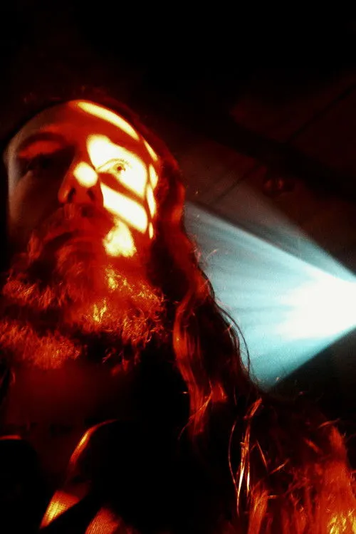 Isaac Williams interpretando a Hotel Caretaker