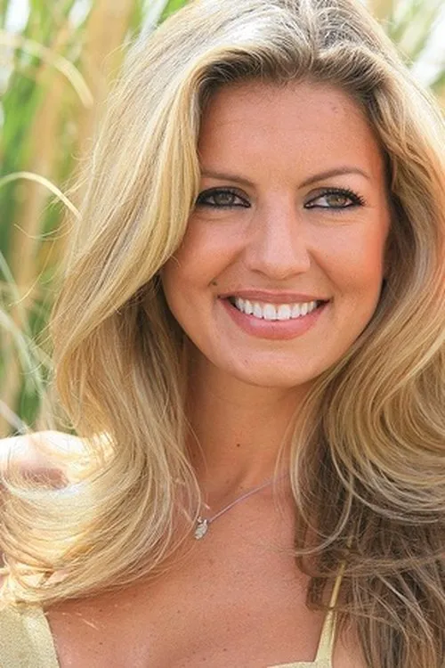 Isabel Madow interpretando a Adrián's wife