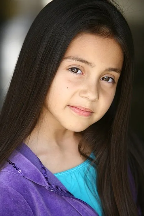 Isabella Day interpretando a Maya