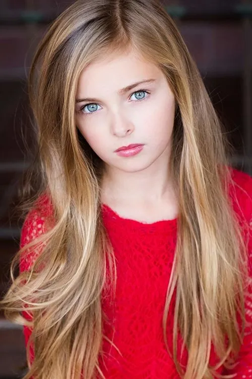 Isabella Kai interpretando a Molly Teague