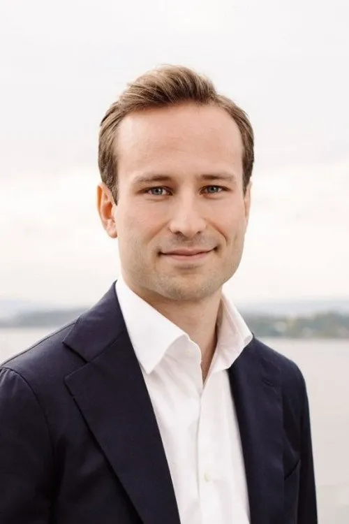 Kåre Hedebrant ha trabajado con Isak Nikolai Iveland Solli en 1 ocasiones