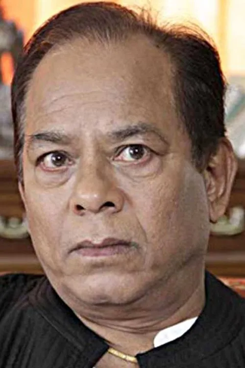 Ishrat Ali interpretando a Inspector Kashigar