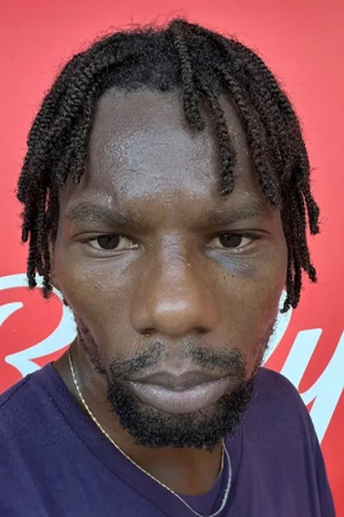 Isiah Hart interpretando a Self