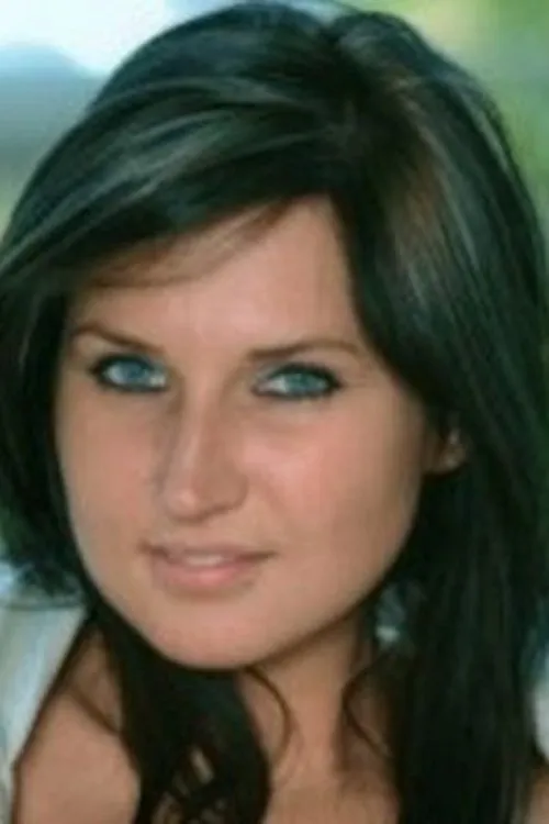 Isis Raja interpretando a 