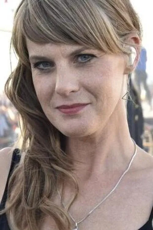 Isolde Lasoen — personaje: Self - Host