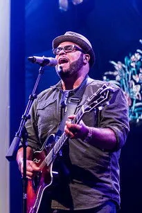 Israel Houghton interpretando a