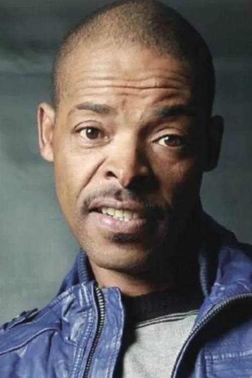 Israel Mokoe interpretando a Mugza