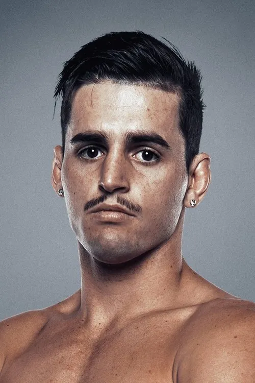 Issac Hardman interpretando a Self