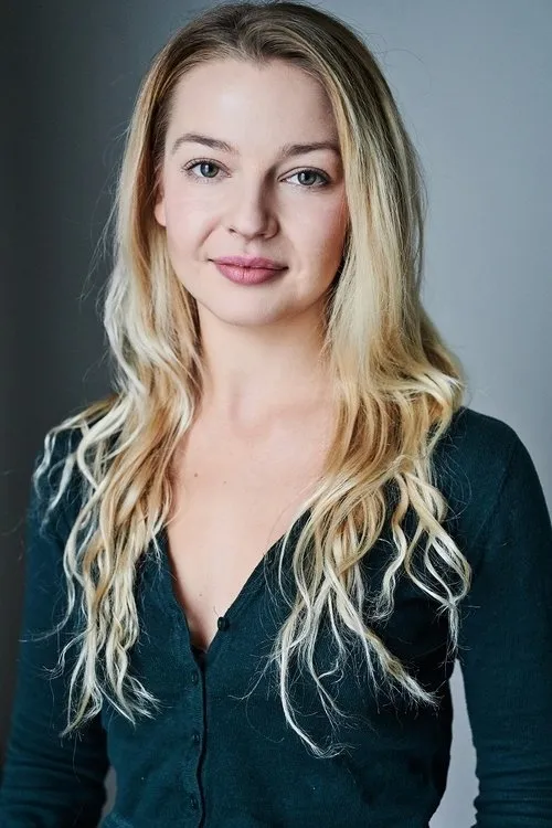 Issy Stewart interpretando a Clarissa (cousin)