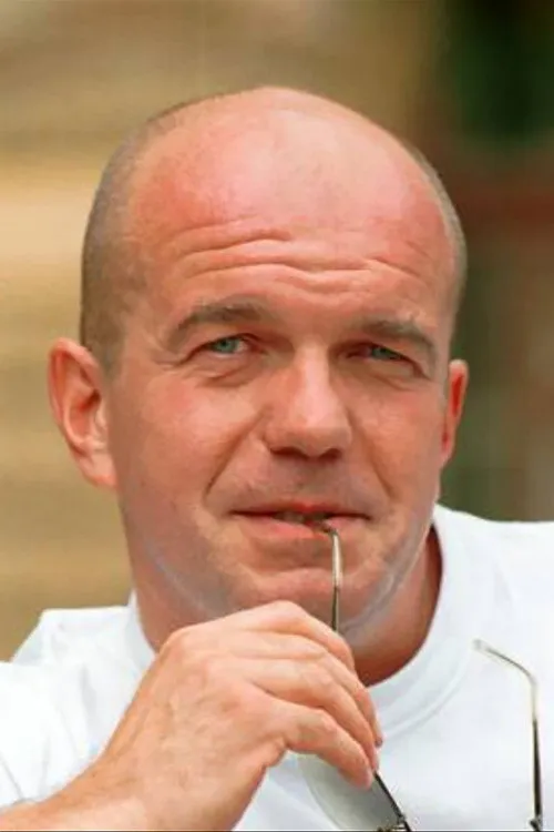 István Bubik interpretando a 