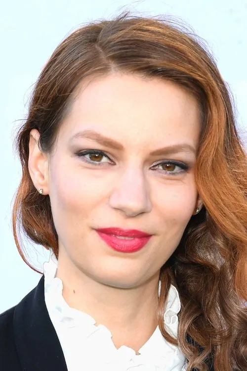 Iva Babić interpretando a Idina