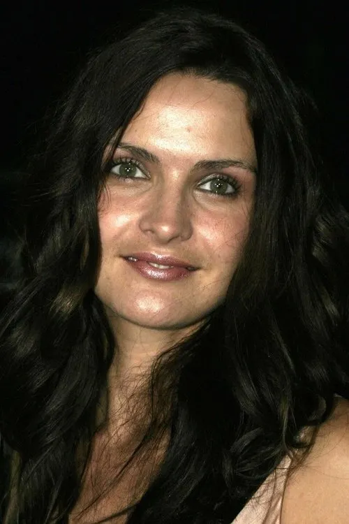 Iva Hasperger interpretando a Blonde in Motel