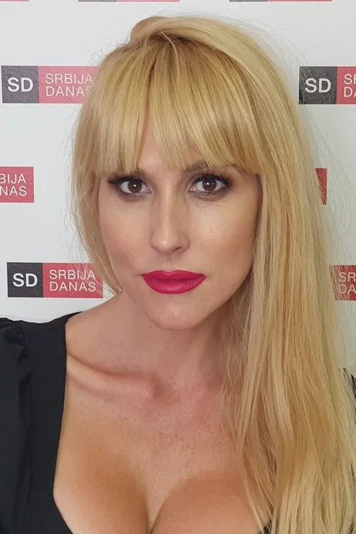 Iva Štrljić interpretando a Službenica pošte