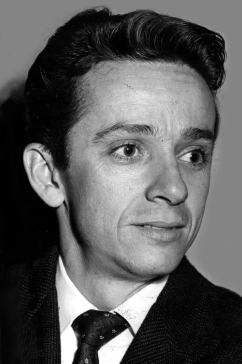 Ivan Cândido interpretando a Delegado Teodoro Dias