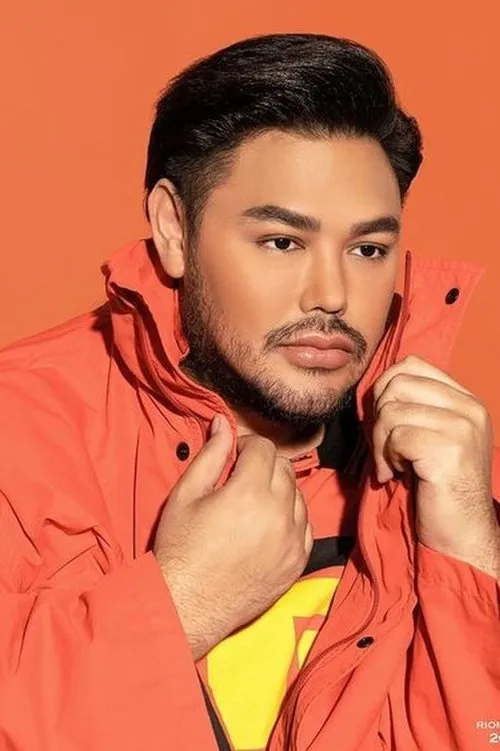 Ivan Gunawan interpretando a Mama Mia