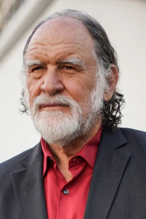 Ivan Katz interpretando a Motel Manager