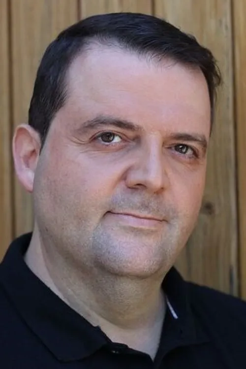 Iván Ros interpretando a Jefe