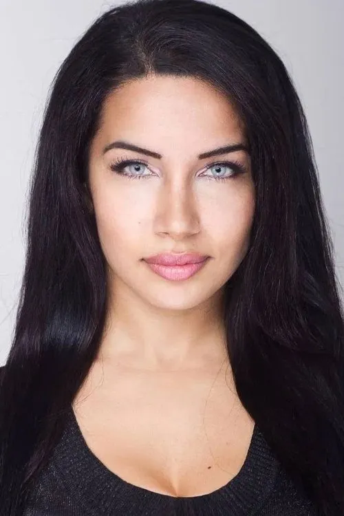 Ivy Natalia interpretando a Caliente