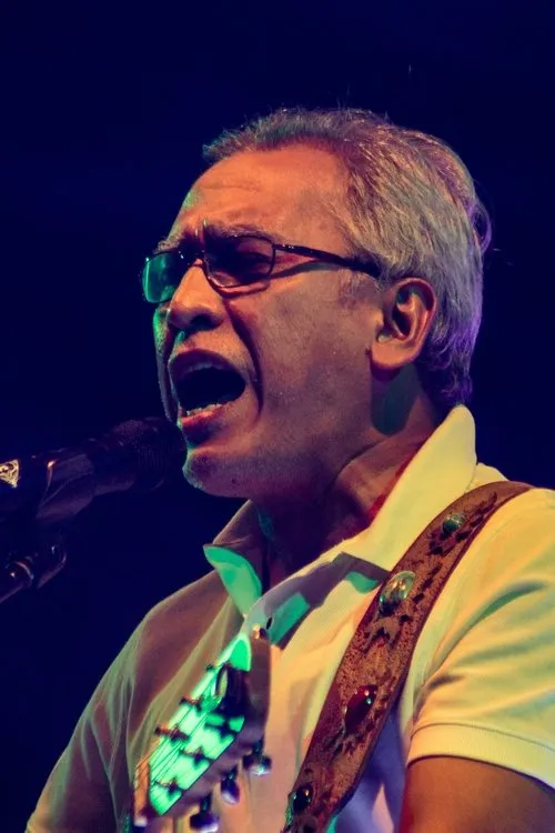 Iwan Fals interpretando a Iwan