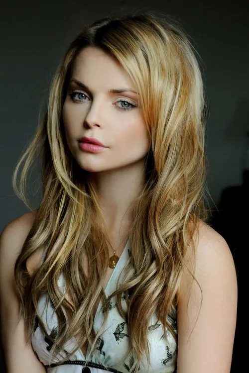 Izabella Miko interpretando a Cassie