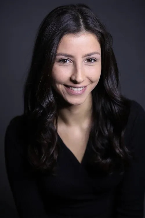 İzel Demirhan interpretando a Betül / Serap's Friend