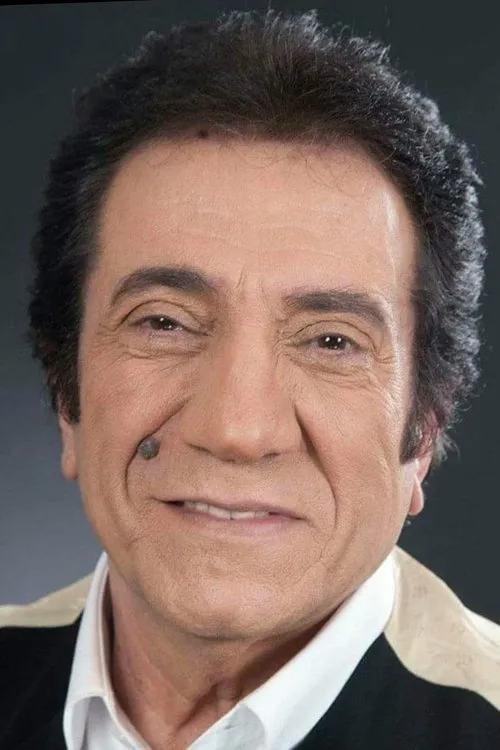 İzzet Altınmeşe interpretando a Izzet