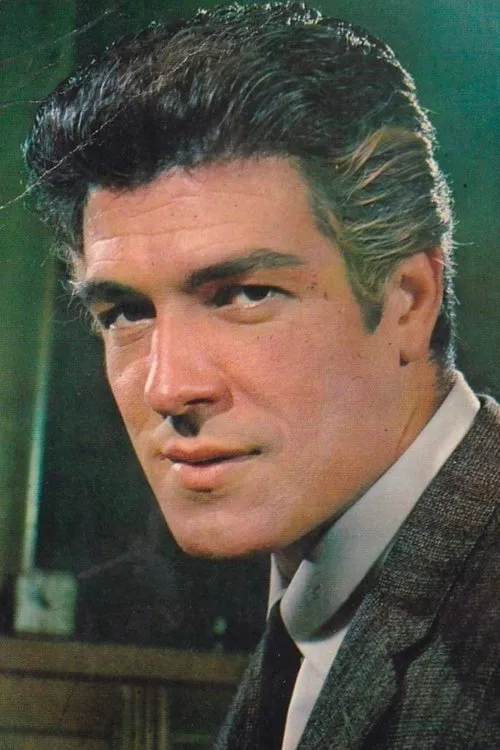 İzzet Günay interpretando a Burhan Tayfuroglu