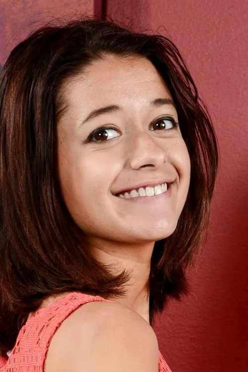 Izzy Bell interpretando a 