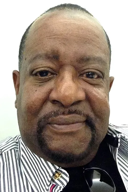 J. Eric Bell interpretando a Bobby