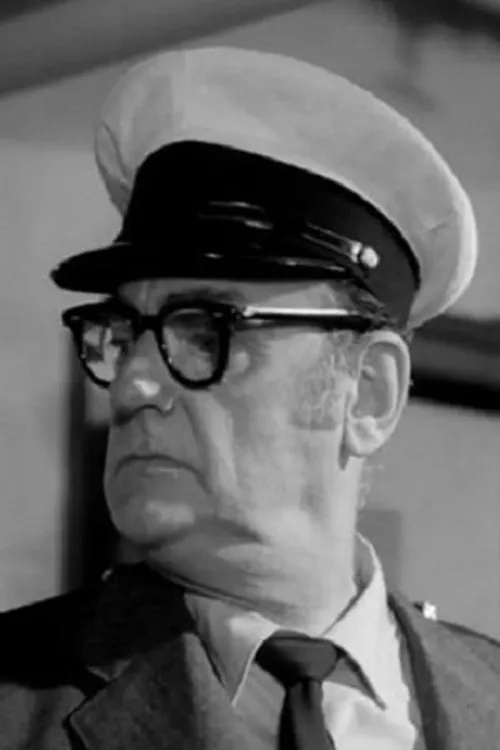 J. Léo Gagnon interpretando a Alfred