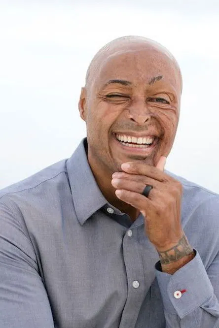 Foto de perfil del actor J.R. Martinez en el reparto