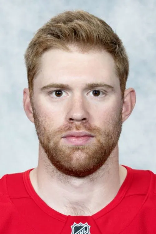 Nathan MacKinnon ha trabajado con J.T Compher en 1 ocasiones