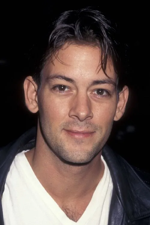 J. Trevor Edmond interpretando a Danny Dixon