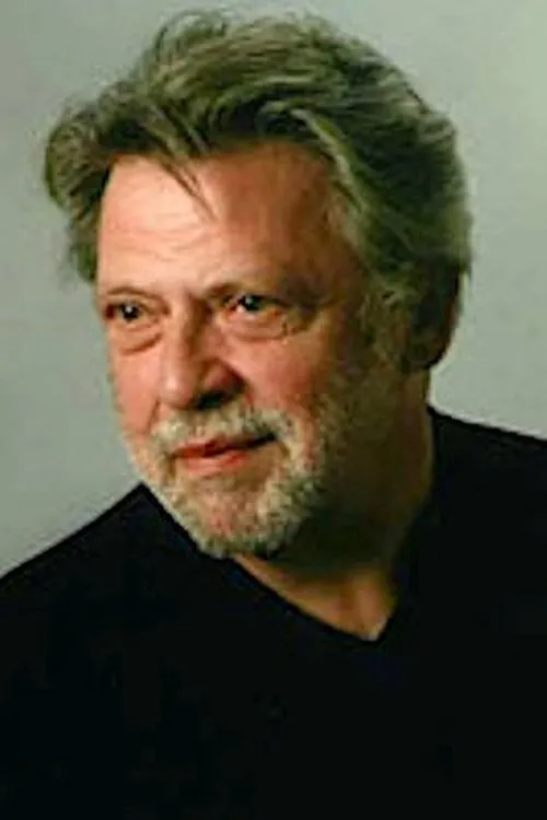 Jacek Jarosz interpretando a kierownik plakaciarni