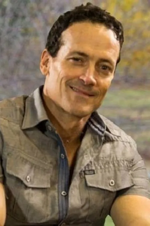 Jack Brand interpretando a Aaron Delgado