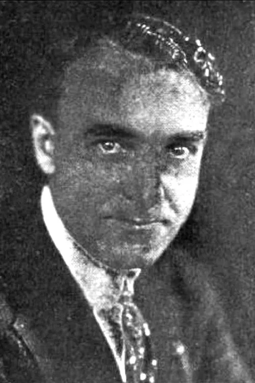 Jack Pratt interpretando a James Egan