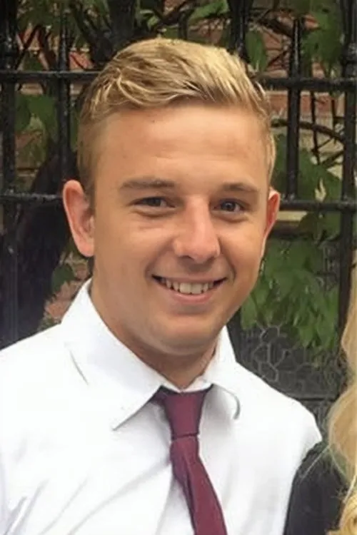 Jack Sellars interpretando a Self