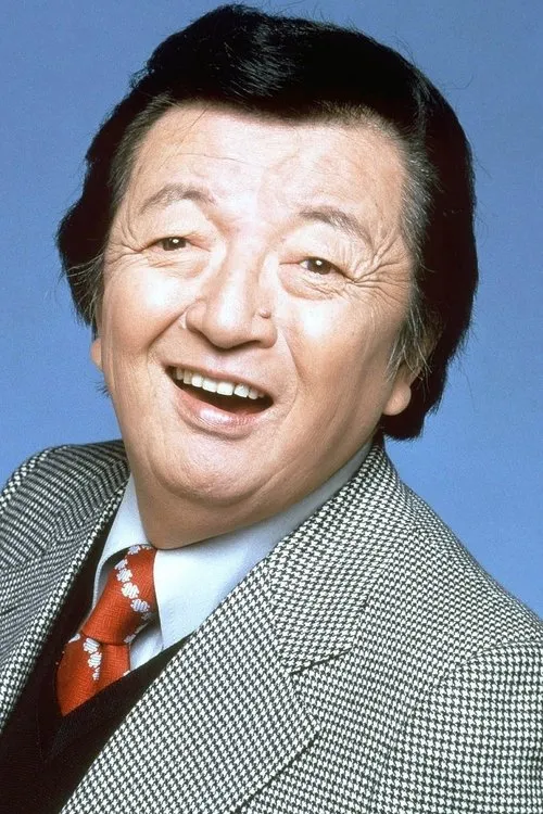 Jack Soo interpretando a Mr. 