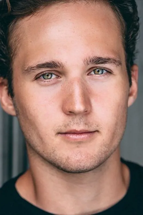 Jack Trueman interpretando a Tom