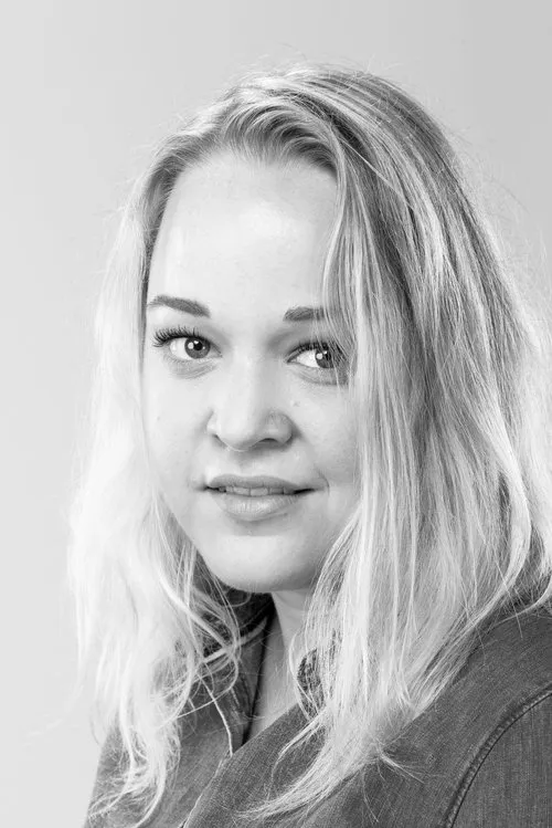 Jackie van Parijs interpretando a Elizabeth