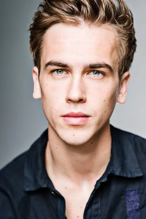 Jackson Bews interpretando a Josh McCann