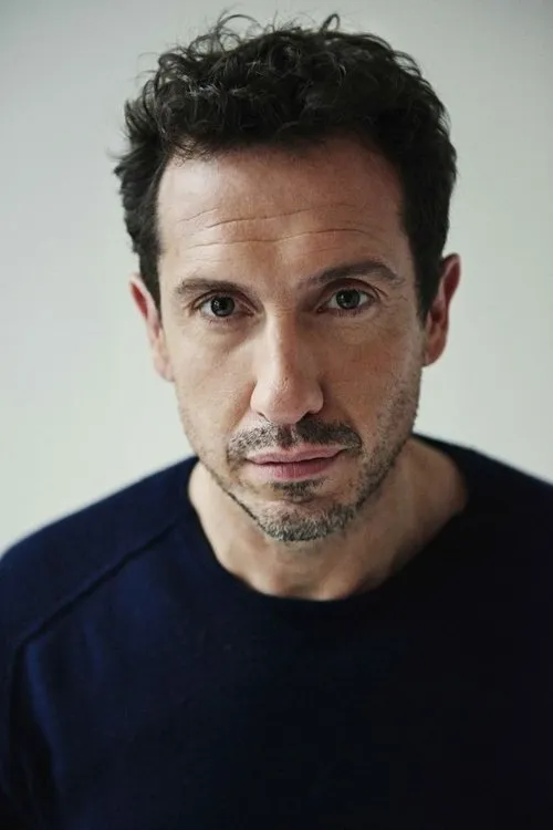 Jacob Derwig interpretando a Officer Janssen