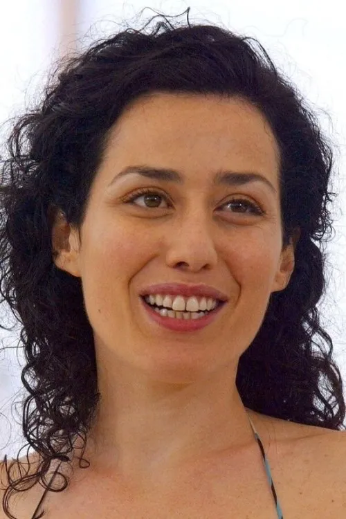 Jacqueline Lustig interpretando a Alba