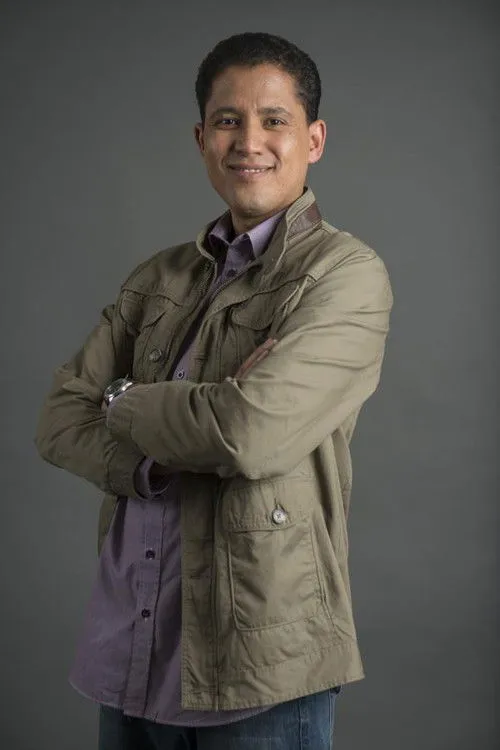 Jacques Blignaut interpretando a Roy