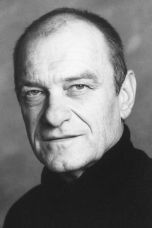 Jacques Michel interpretando a 2ème policier français