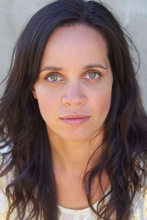 Jada Alberts interpretando a Detective Kate Rylett