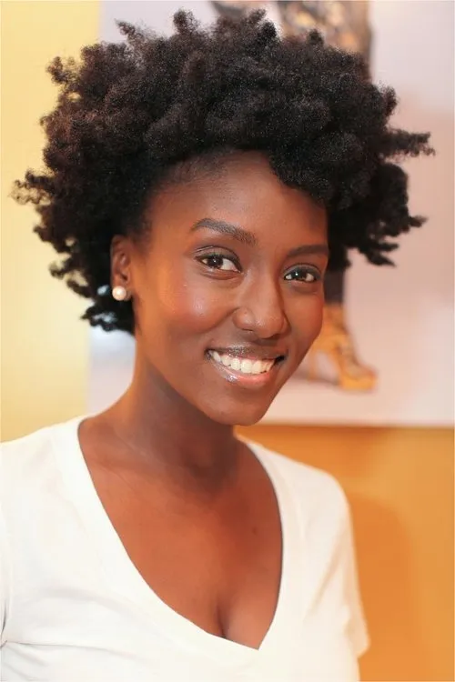 Jade Eshete interpretando a Mona